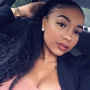 Meet your Posher, Alexis